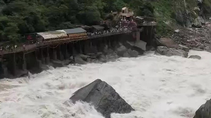 虎跳峡景区发生落石崩塌 暂无伤亡