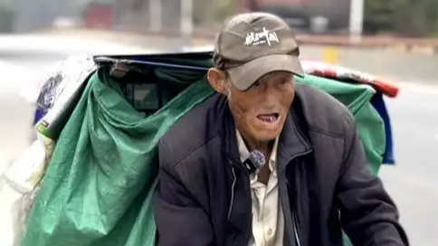 90岁老人骑行30年 现想慢慢走回家