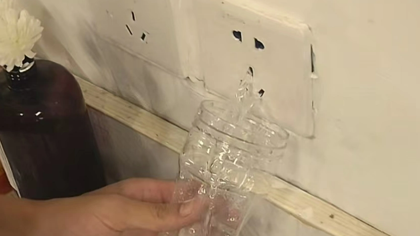  成都暴雨致居民家中插座出水