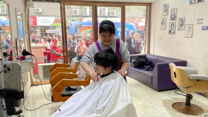  理发师晓华父亲节在街头义剪