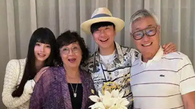 林俊杰出席女友毕业典礼