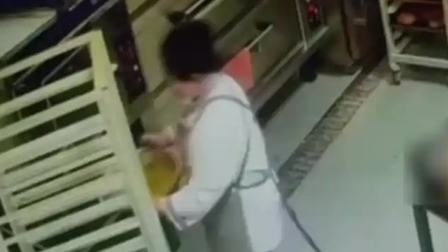 滚烫黄油喷溅女子躲闪不及被烫伤