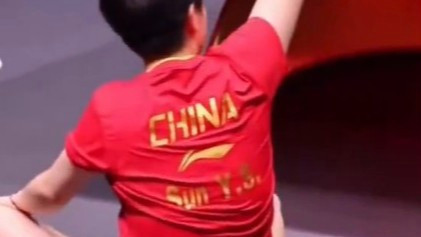  孙颖莎躺下的汗水印出China字样