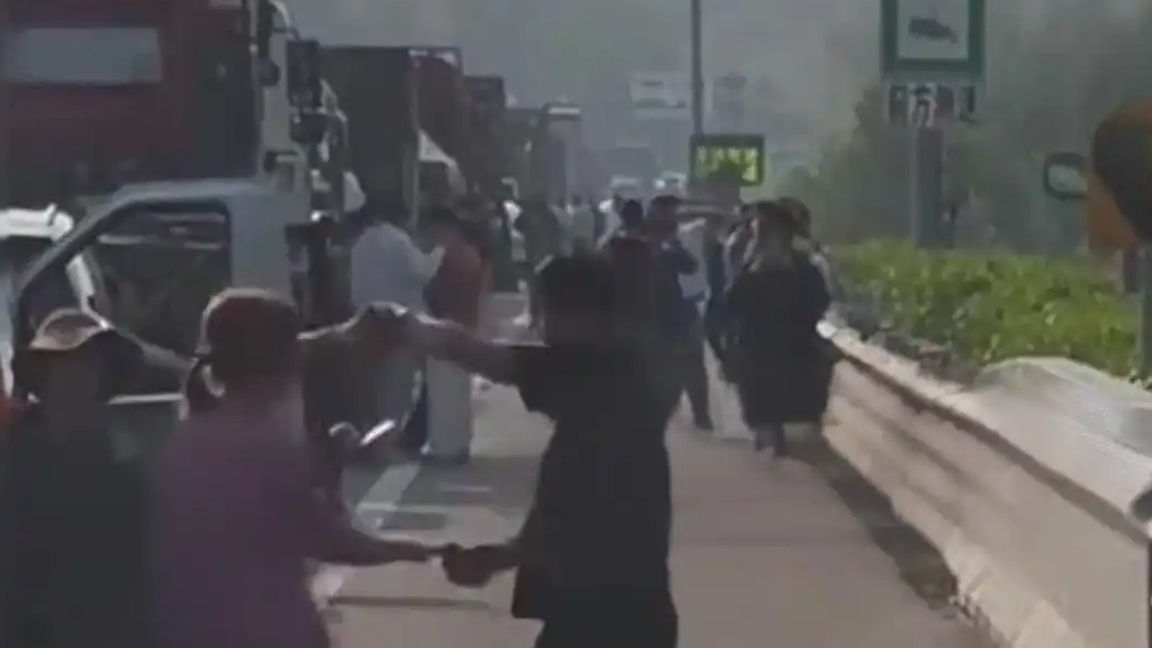  高速公路堵上了 一对夫妻跳起了舞