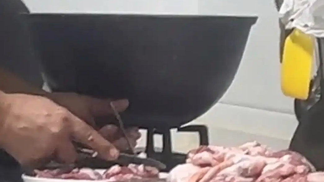 女子称带两孩子避雨遭保安驱赶