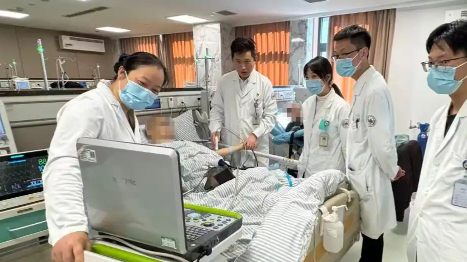  女子吃完饭后血脂爆表抽出“牛奶血”