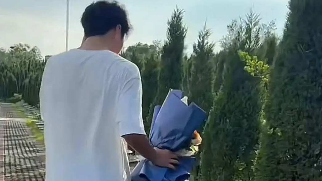  男生带妈妈遗照参加高考 其父亲回应