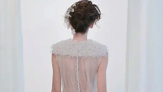 28岁高中女教师新婚当天坠楼身亡