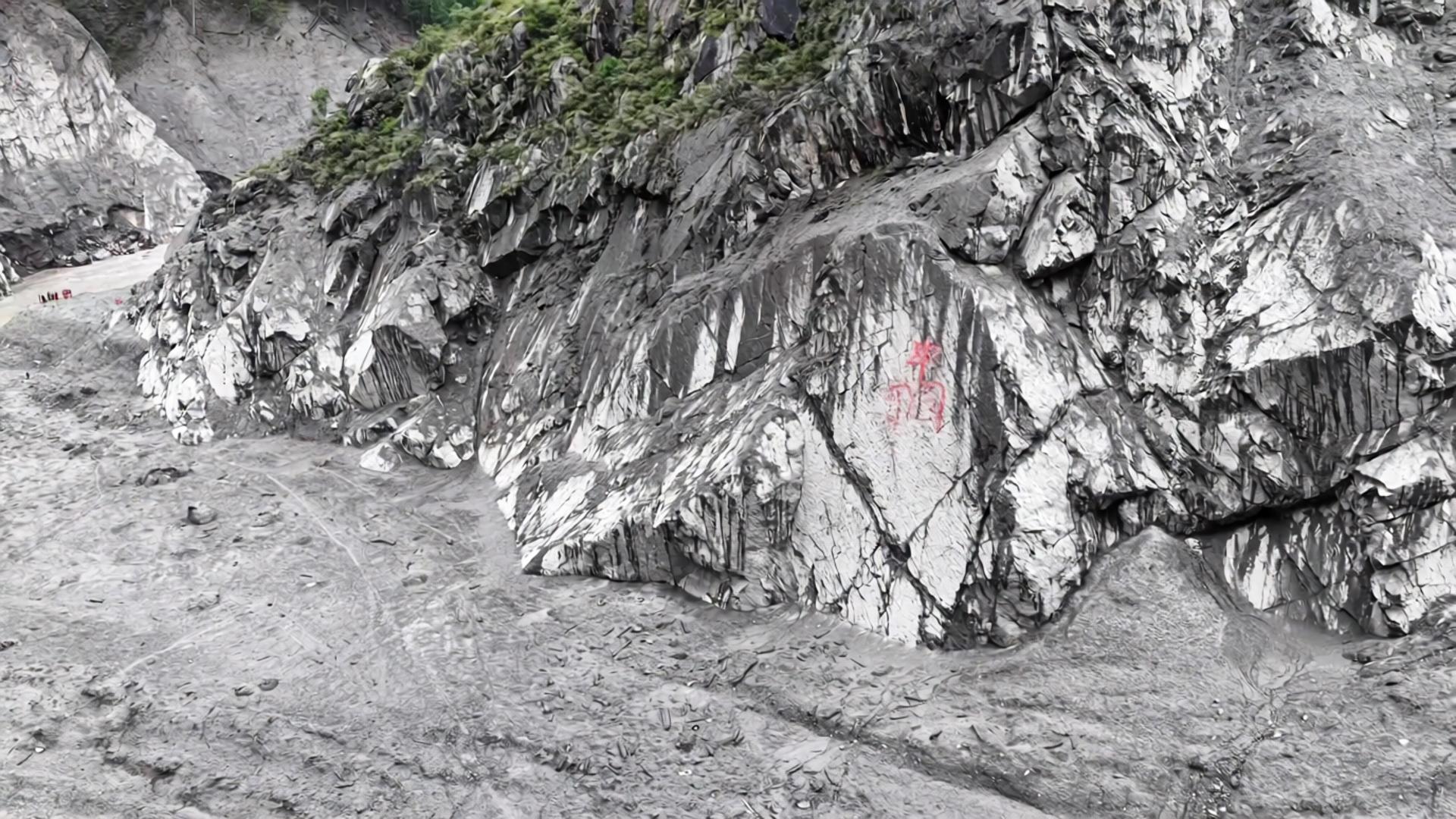 泥石流救援进入核心区 这一幕泪目