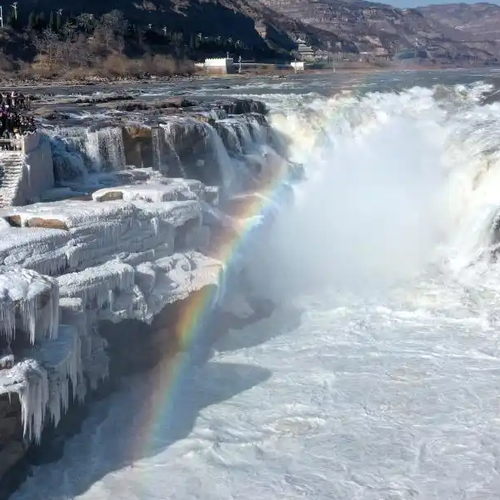 黄河壶口瀑布“冰瀑玉壶”奇观上线