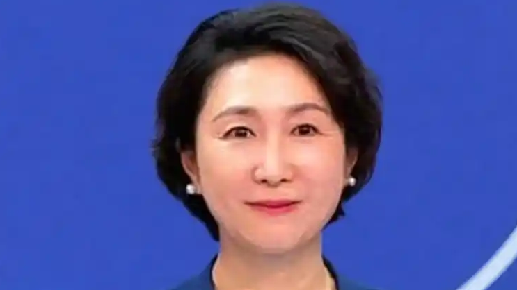毛宁下班嘴角压不住了