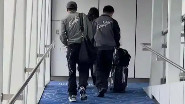  父亲去世后谢霆锋首度露面