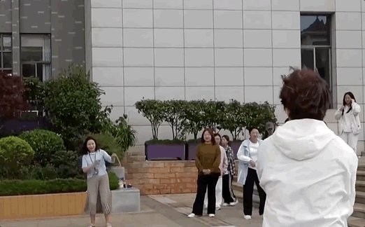 教学楼上锁学生全被请出教室 为啥