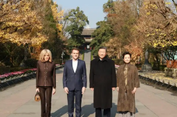   习近平同马克龙在成都非正式会晤 缩略图