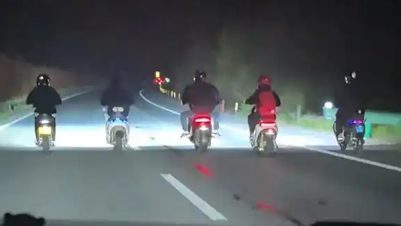 5人骑电瓶占道并行下一秒警车来了