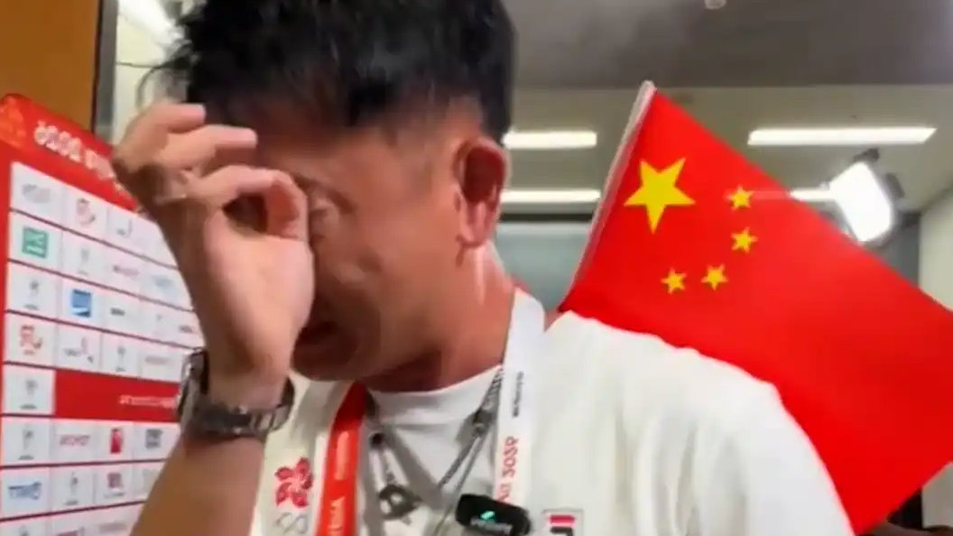 中国女排夺冠 香港记者激动落泪