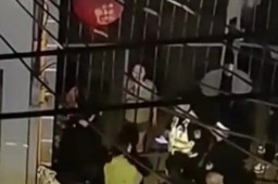   小区深夜进出收“开门费”补贴门卫 缩略图