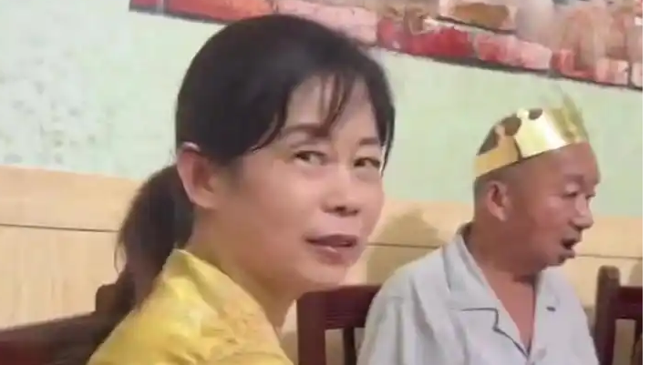 月嫂邀请宝妈参加父亲生日宴