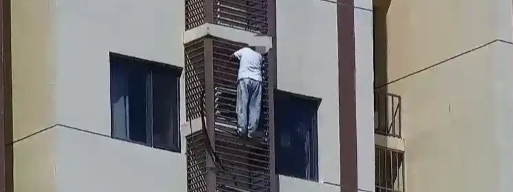 89岁奶奶翻窗从27层爬到21层