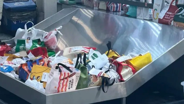  北京大学设滑梯外卖桌被指像猪食槽