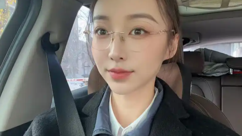 雪中“神力”刷屏！31岁退役女兵单手扶车，一句“当兵练的”让全网破防