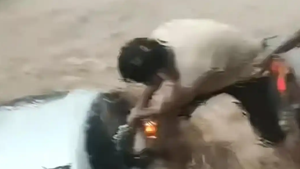 广西暴雨车被洪水淹没 多人砸窗救援