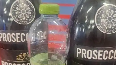  张雪馋了一个多月的夺冠香槟喝上了