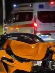 电摩逆行撞上200万元迈凯伦