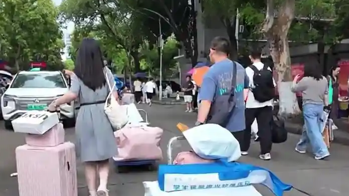 大学新生报到带两板车加两箱子行李