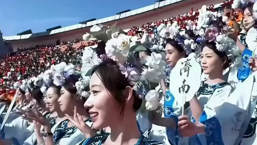 鲁超济南队“夏雨荷”拉拉队引争议