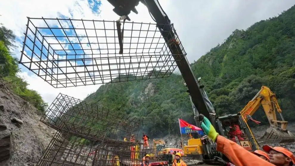 各方力量持续奋战西藏吉隆救灾一线