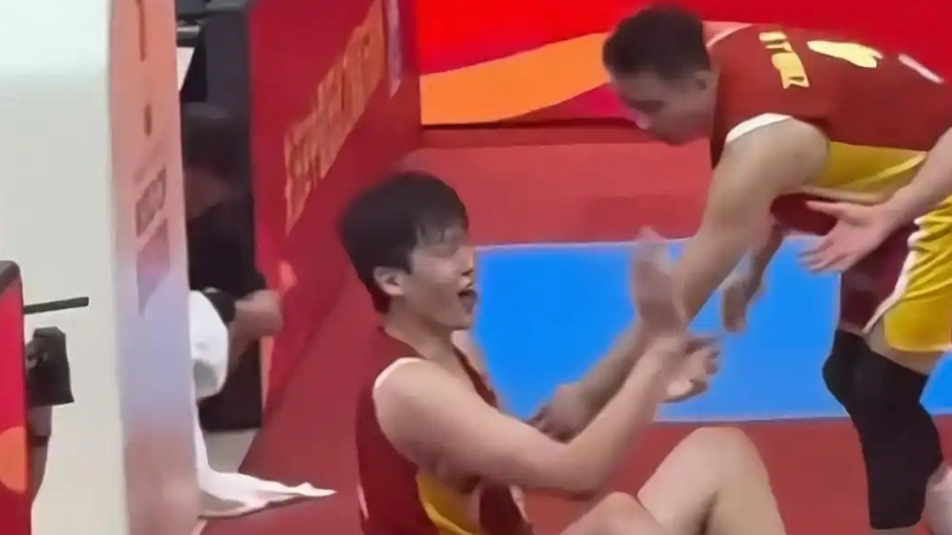 杨瀚森倒地后被自家球迷拿球砸
