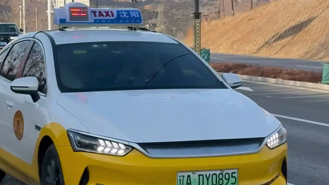 有人从东北打新能源出租车去三亚