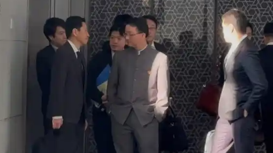 日本官员低头听中方讲话