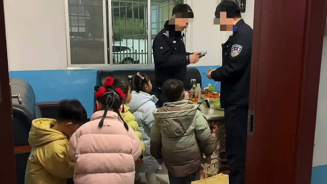  小孩排队去派出所拜年领到1元红包