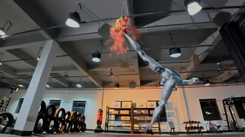 宇树人形机器人空翻踢爆西瓜