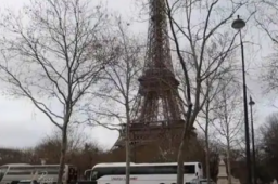 游客看到“素颜”埃菲尔铁塔沉默了