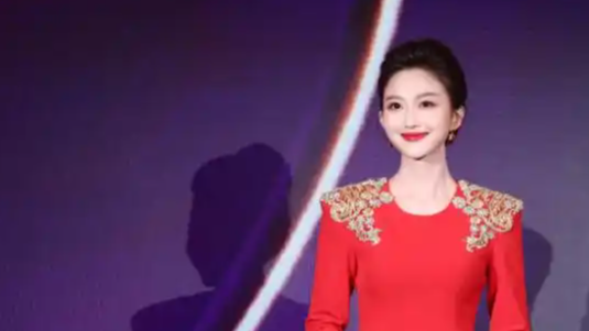  39岁刘心悦成春晚主持新面孔