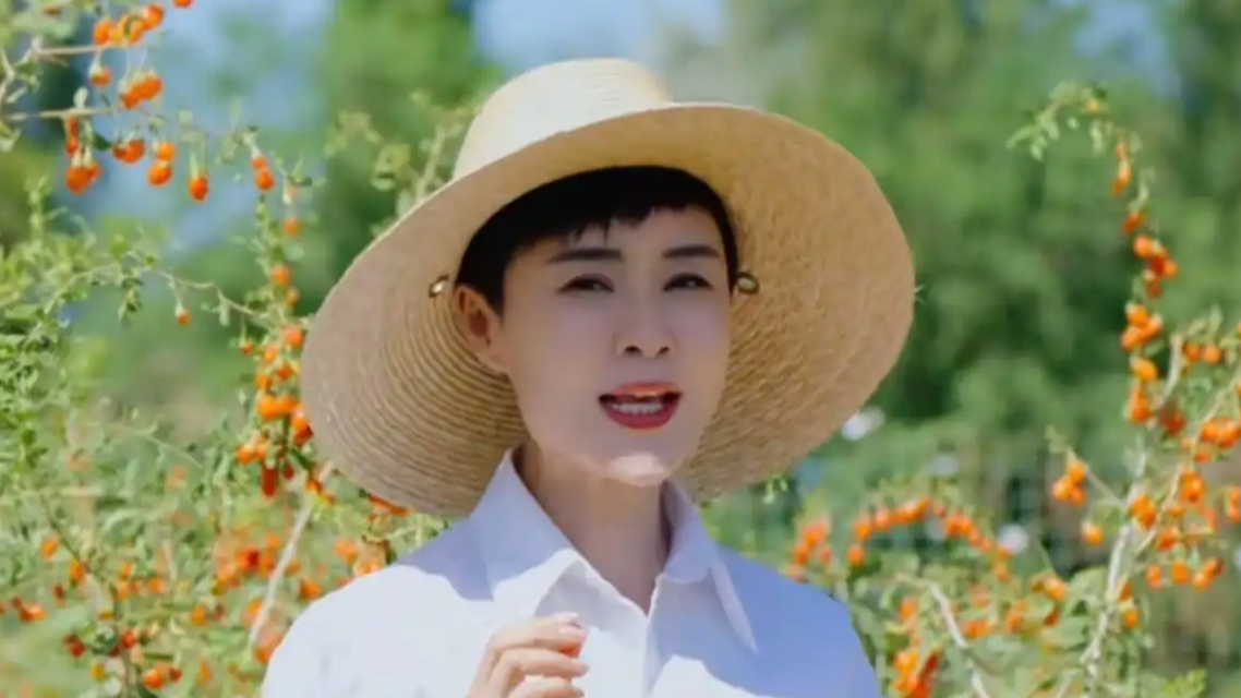 贺娇龙母亲：不要为她立雕像