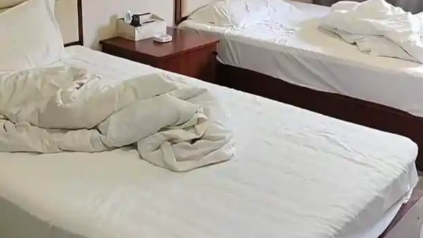 女子住酒店退房将浴巾拖鞋水壶装走