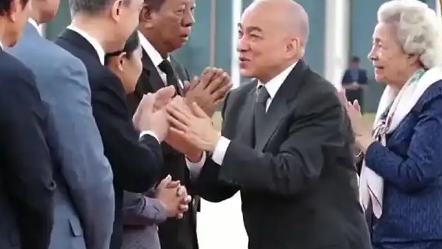  柬埔寨国王太后赴华体检 汪文斌送行