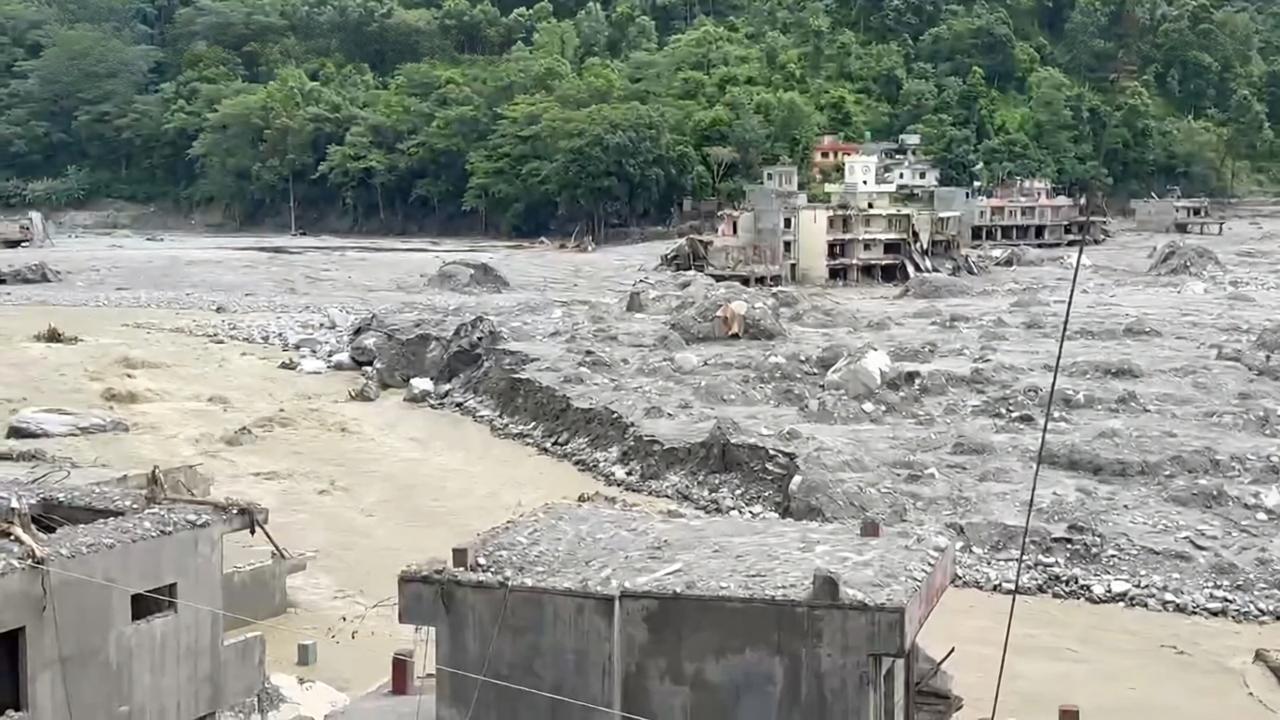 尼泊尔泥石流重灾区建筑深陷淤泥