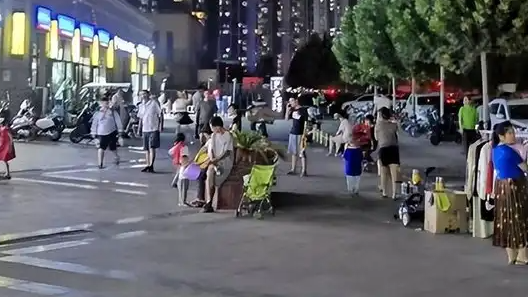  摊主称摆摊被要钱要烟