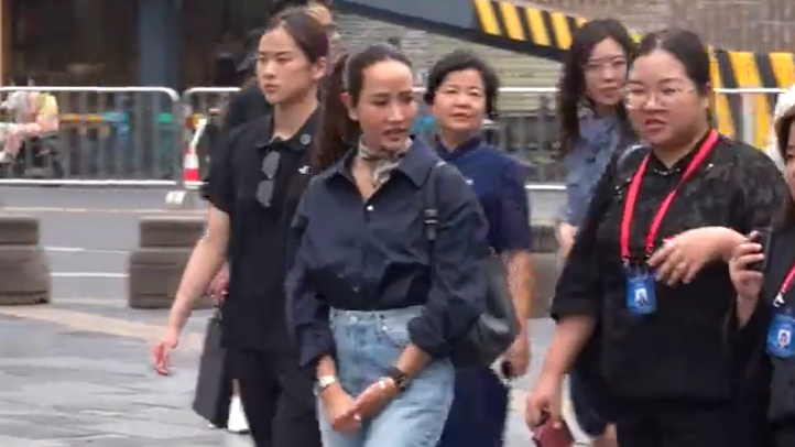  泰国总理夫人逛成都宽窄巷子