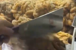   女子路边摊买麻花切完要付160元 缩略图