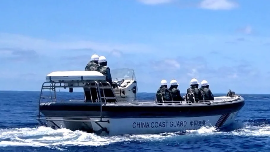 海警在黄岩岛模拟拖离侵权船只
