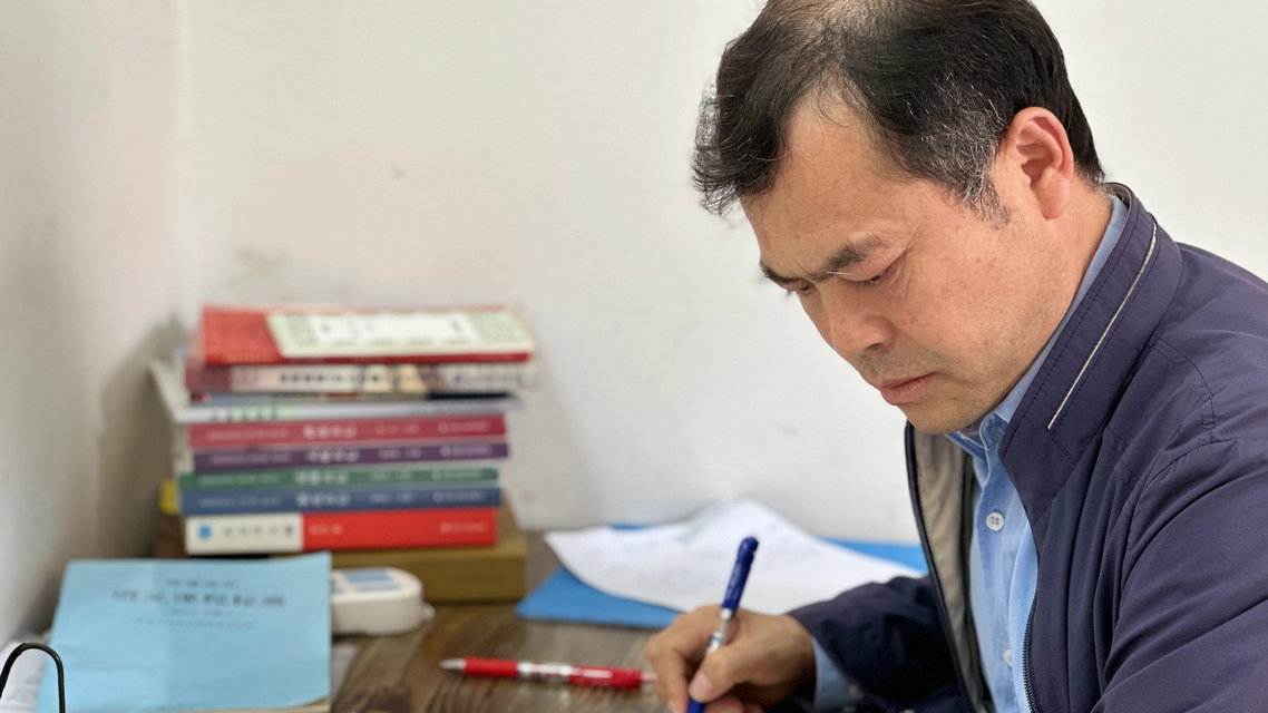 52岁大学生将毕业 一家四口都在上学
