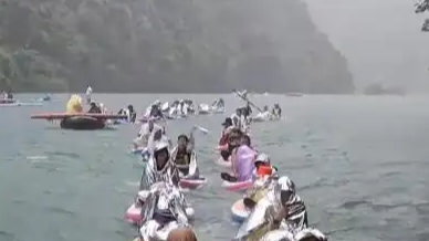 游客玩桨板遇大雨 像发配岭南走水路