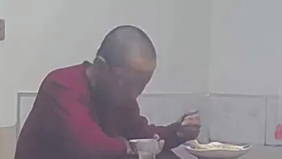 爸爸除夕独自吃饺子女儿看监控哭了