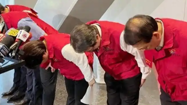 卢秀燕两度90度鞠躬道歉